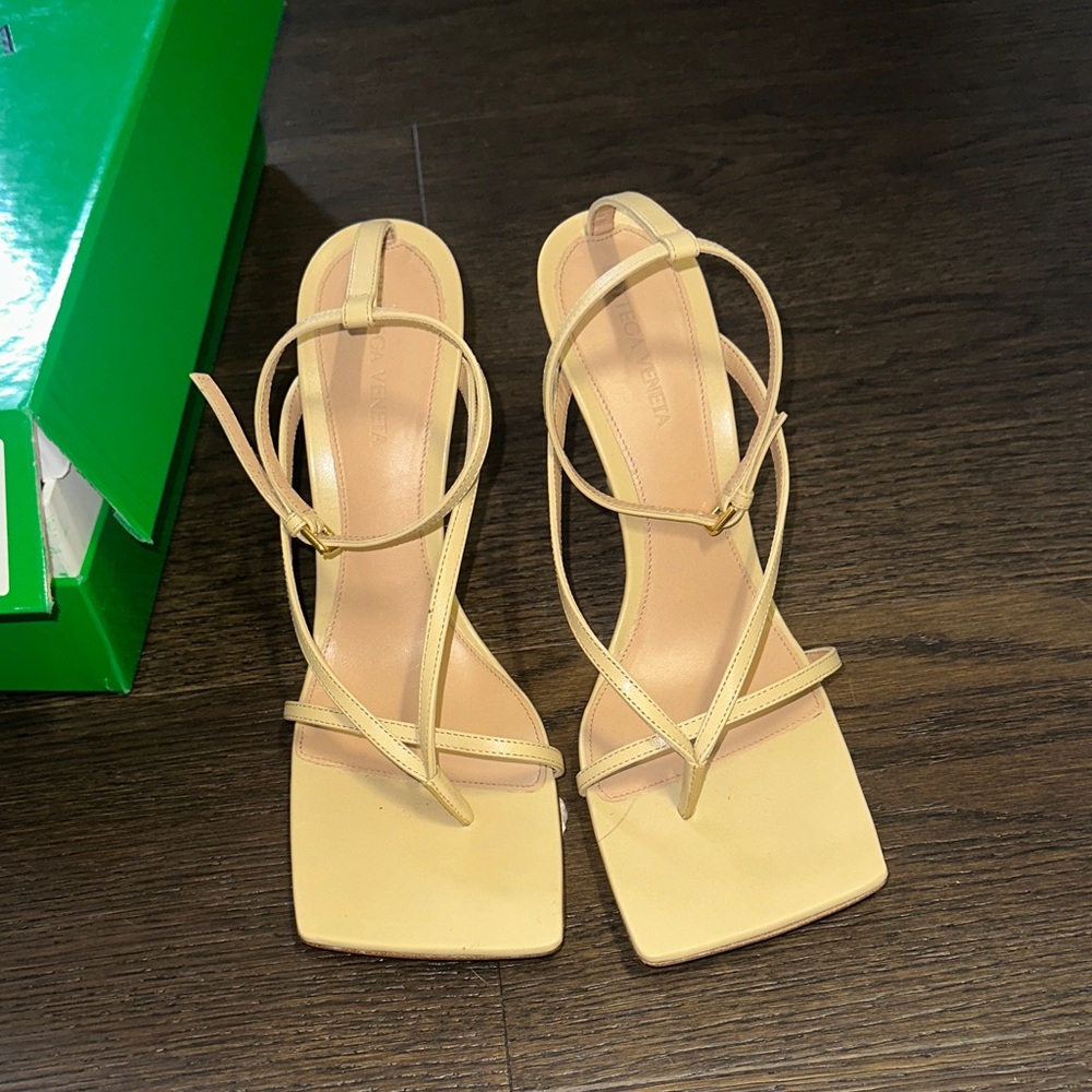 Bottega Veneta Cream Strappy Sandals 39.5